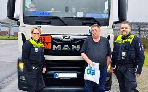 POL-WL: Fernfahrerstammtisch der Polizeidirektion Lüneburg schenkt Lkw-Fahrern einen Moment der Freude - Foto: presseportal.de