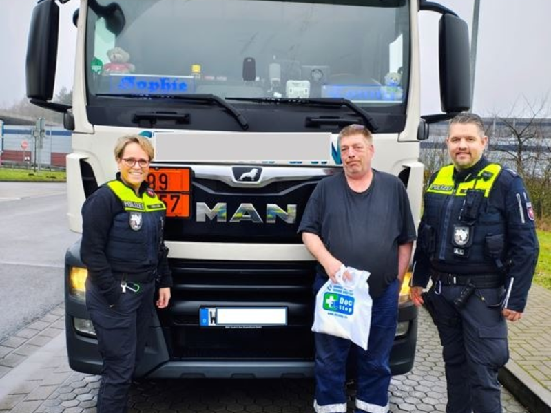 POL-WL: Fernfahrerstammtisch der Polizeidirektion Lüneburg schenkt Lkw-Fahrern einen Moment der Freude - Foto: presseportal.de