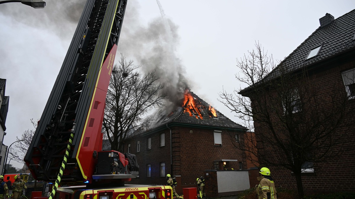 FW Pulheim: Dachstuhl am ersten Weihnachtsfeiertag niedergebrannt - Foto: presseportal.de