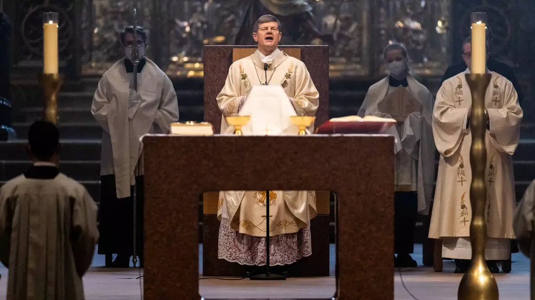 Etliche Besucher haben in Freiburg den Gottesdienst von Erzbischof Burger an Heiligabend gestört. (Symbolfoto).  - Bild: Philipp von Ditfurth/dpa
