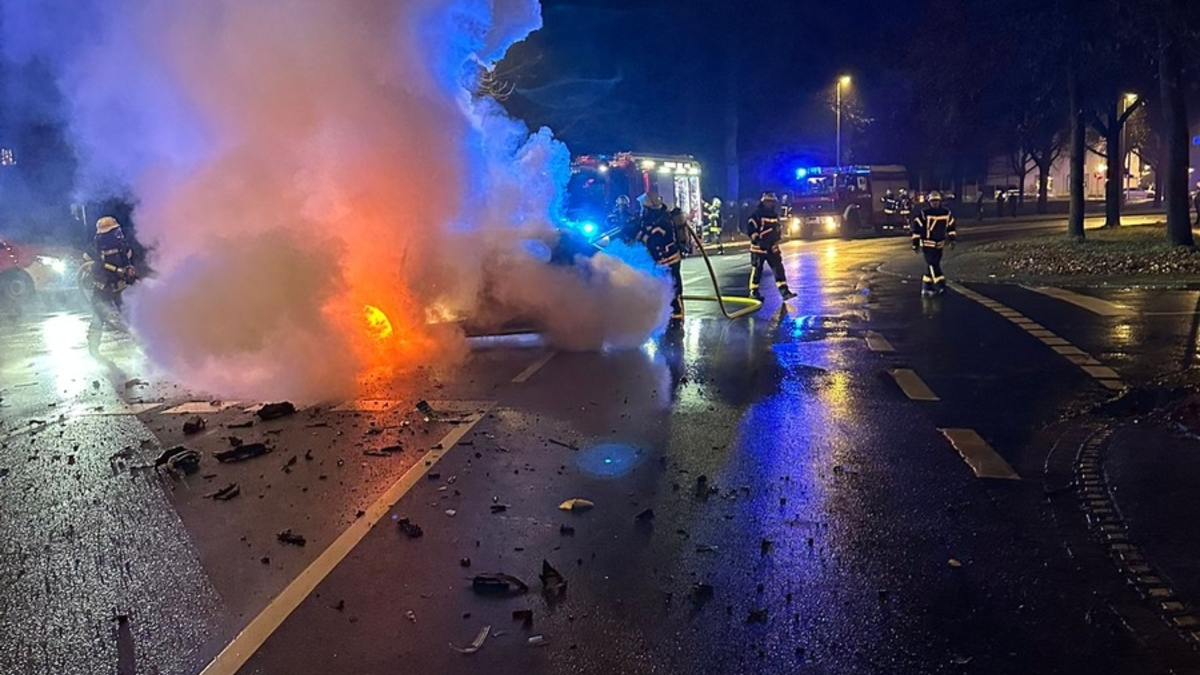 FW Celle: Verkehrsunfall - PKW in Vollbrand! - Foto: presseportal.de