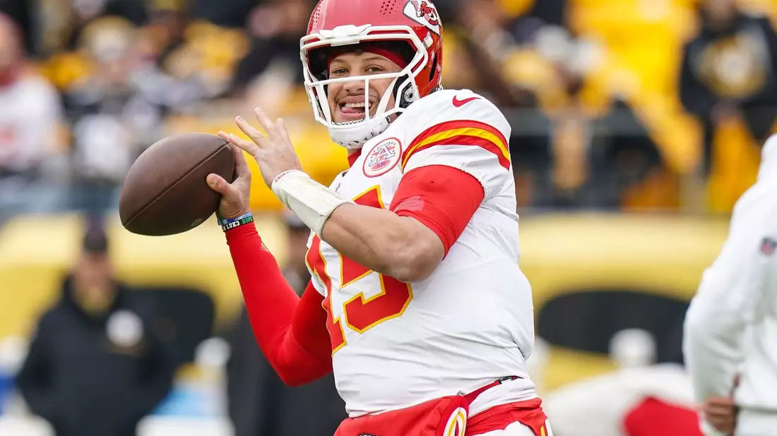 Chiefs-Quarterback Patrick Mahomes verbringt Weihnachten mit einem Football. - Bild: /Matt Freed/AP/dpa