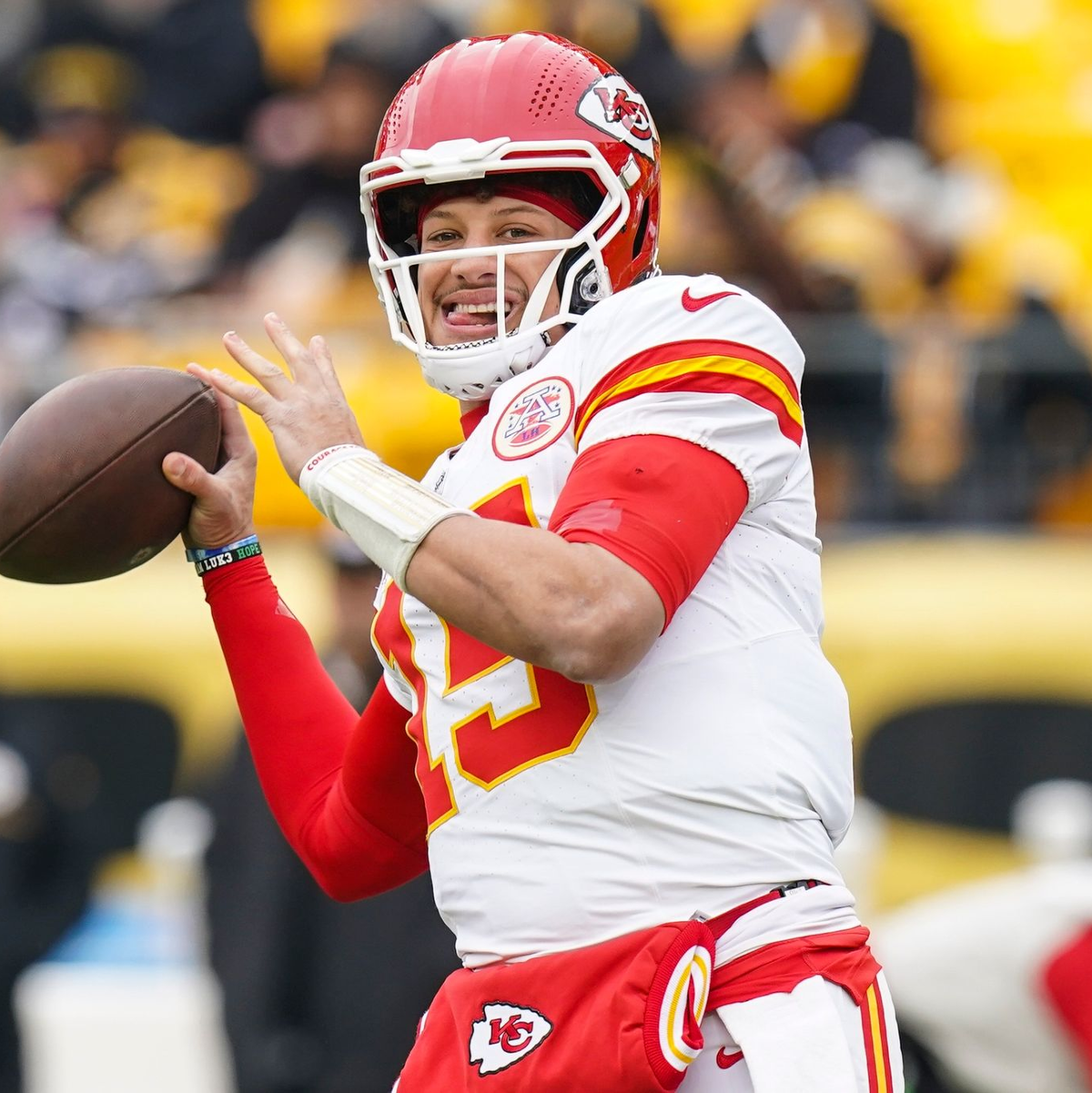 Chiefs-Quarterback Patrick Mahomes verbringt Weihnachten mit einem Football. - Foto: /Matt Freed/AP/dpa