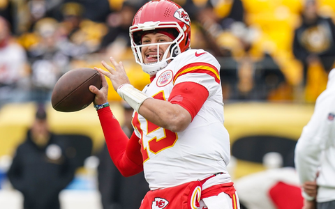 Chiefs-Quarterback Patrick Mahomes verbringt Weihnachten mit einem Football. - Foto: /Matt Freed/AP/dpa