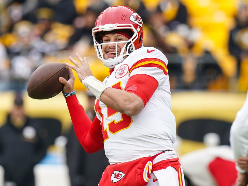 Chiefs-Quarterback Patrick Mahomes verbringt Weihnachten mit einem Football. - Foto: /Matt Freed/AP/dpa
