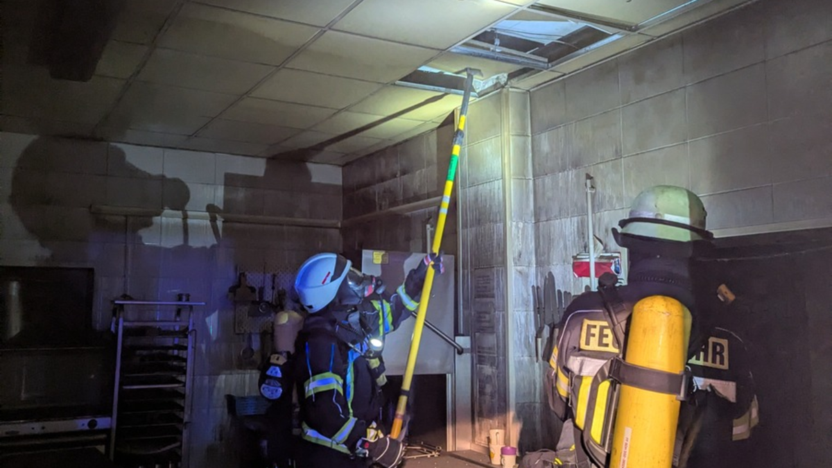 FW-KLE: Feuer in einem Gewerbe- und Wohngebäude - Foto: presseportal.de