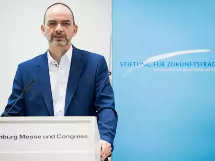 Kriege, Klimawandel, wirtschaftlichen Unsicherheiten, Inflation und Migrationsfragen prägen die Stimmungslage der Bundesbürger zum Jahresbeginn 2025, sagt der Leiter der Stiftung für Zukunftsfragen, Prof. Ulrich Reinhardt. - Foto: Malte Christians/dpa