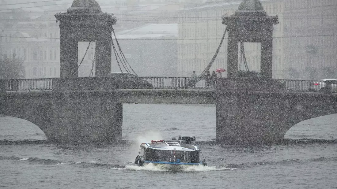 Die Millionenmetropole St. Petersburg galt lange als eine der Hauptstädte des Verbrechens in Russland. (Archivbild) - Bild: Dmitri Lovetsky/AP/dpa