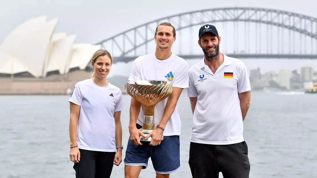 Vor zwei Jahren holte Zverev (M) unter anderem mit Angelique Kerber (l) den Titel. (Archivbild) - Bild: Bianca De Marchi/AAP/dpa
