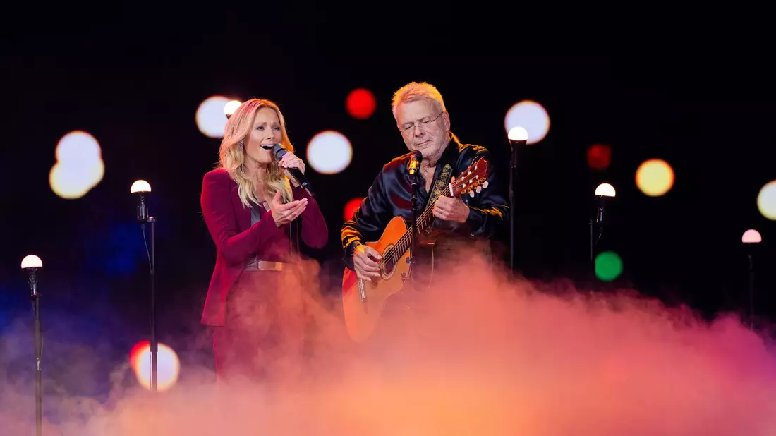 Sängerin Helene Fischer und Sänger Reinhard Mey. - Bild: Rolf Vennenbernd/dpa