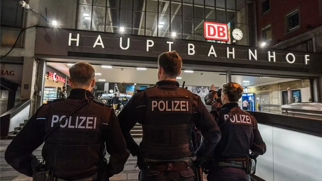 Bundespolizeidirektion München: Kein friedliches Weihnachten im Bahnbereich: Bedrohungsszenario - Angriffe gegen Rettungsdienst, Triebfahrzeugführer und Bundespolizisten - Bild: presseportal.de