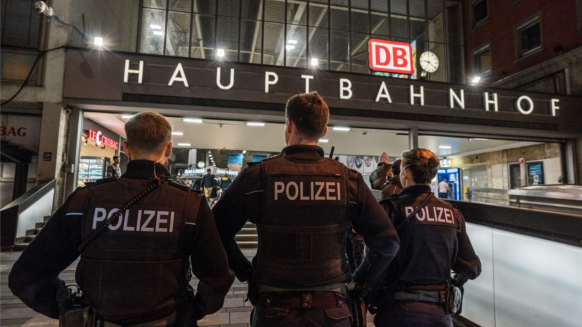 Bundespolizeidirektion München: Kein friedliches Weihnachten im Bahnbereich: Bedrohungsszenario - Angriffe gegen Rettungsdienst, Triebfahrzeugführer und Bundespolizisten - Foto: presseportal.de