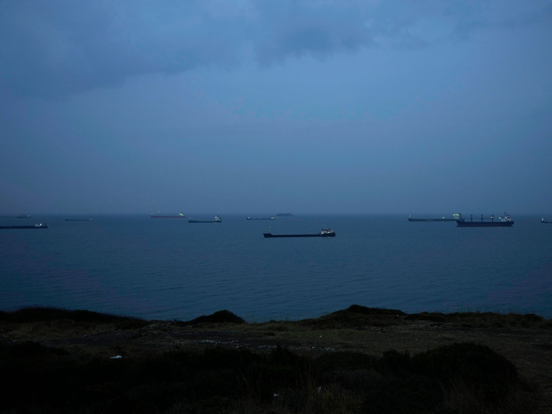 Im Schwarzen Meer ankernde Frachtschiffe warten auf die Durchfahrt durch die Meerenge Bosporus. (Archivbild) - Foto: Khalil Hamra/AP/dpa
