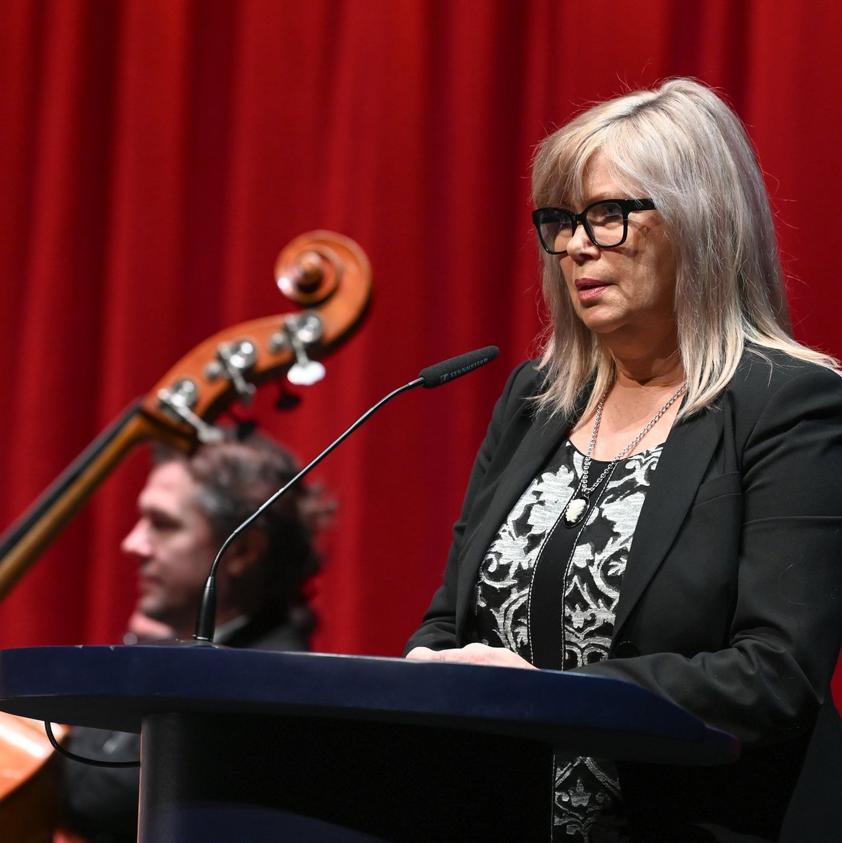 Oberbürgermeisterin Simone Borris sprach beim Weihnachtskonzert zum Gedenken an die Opfer. - Foto: Heiko Rebsch/dpa