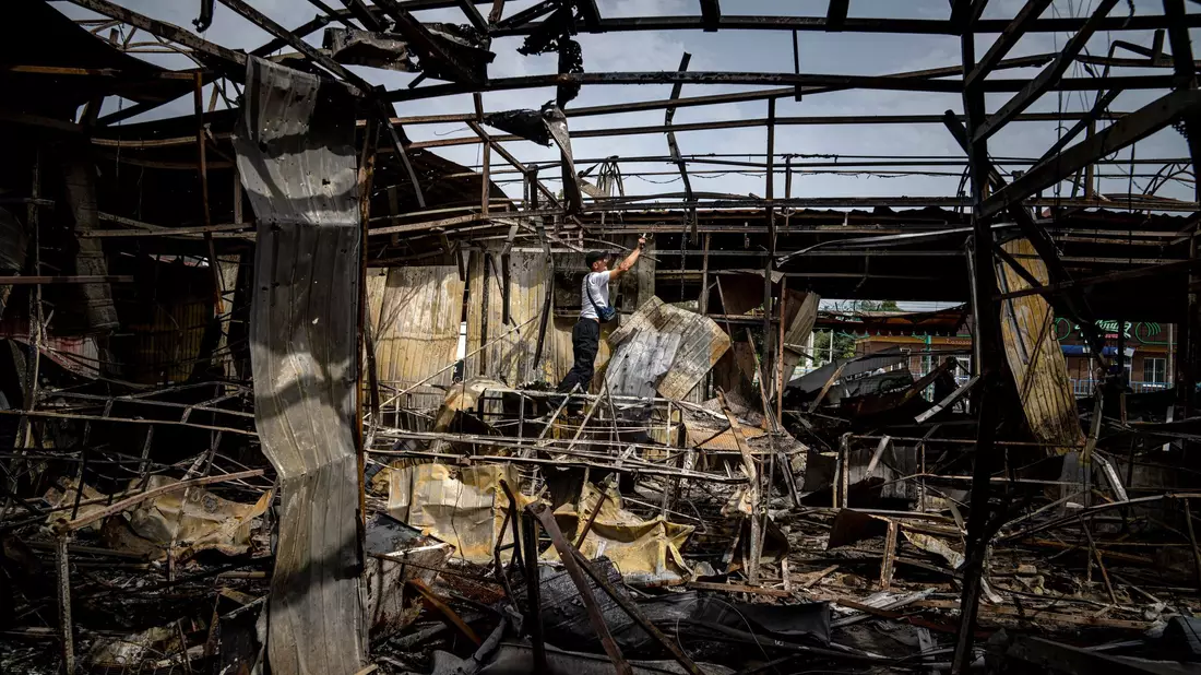 Die Stadt Nikopol im Gebiet Dnipropetrowsk ist immer wieder Ziel russischer Angriffe. (Archivbild) - Bild: Evgeniy Maloletka/AP/dpa