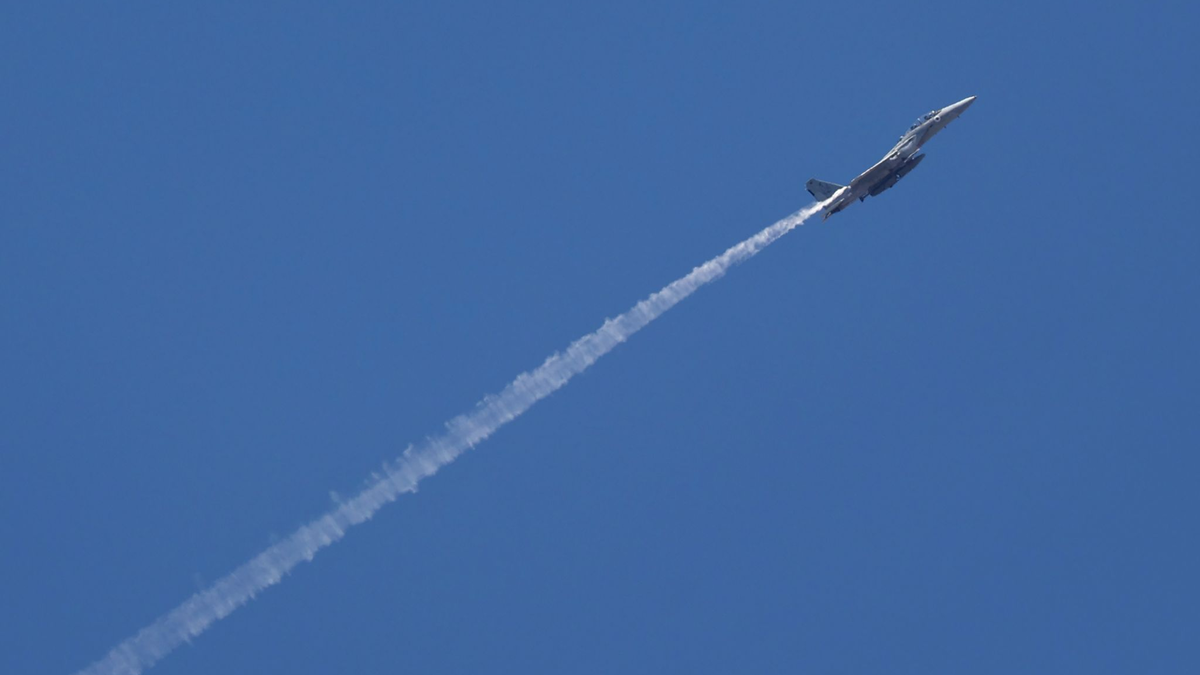 Ein israelischer Kampfjet ist von einem Luftwaffenstützpunkt aus zu sehen. (Illustration) - Foto: Gil Cohen Magen/XinHua/dpa