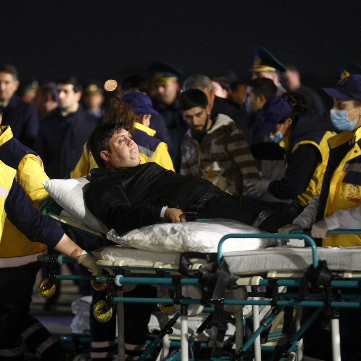 Aserbaidschan freut sich über die Rückkehr jedes Überlebenden des Flugzeugabsturzes in Kasachstan. - Foto: Uncredited/AP/dpa