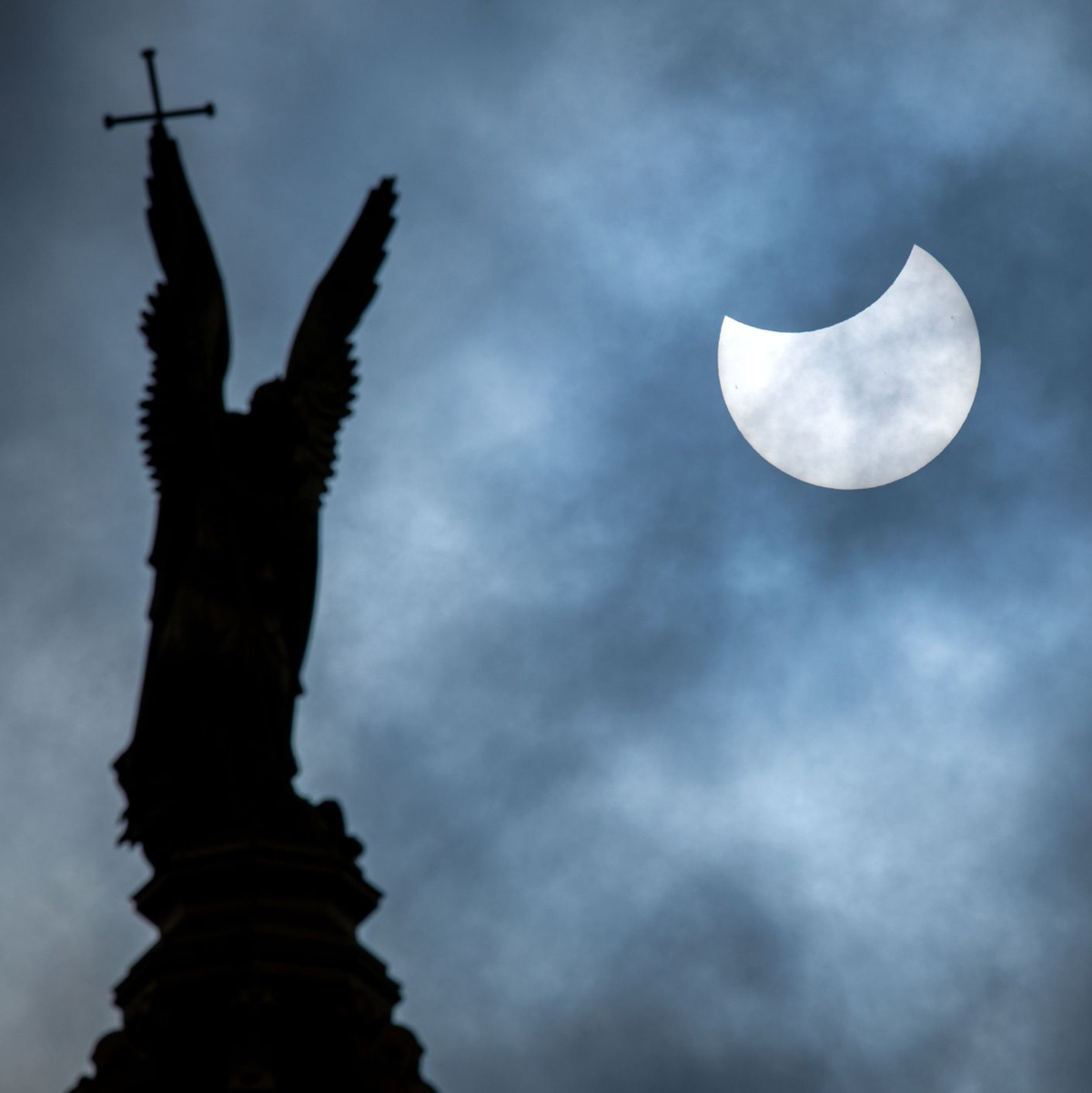 Eine partielle Sonnenfinsternis ist am 29. März in den Vormittagsstunden beobachtbar. (Symbolbild) - Foto: Jens Büttner/dpa