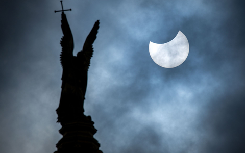 Eine partielle Sonnenfinsternis ist am 29. März in den Vormittagsstunden beobachtbar. (Symbolbild) - Foto: Jens Büttner/dpa