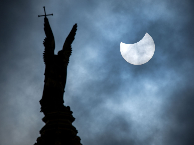 Die partielle Sonnenfinsternis ist voraussichtlich auch bei leichter Bewölkung zu sehen. (Archivbild) - Foto: Jens Büttner/dpa