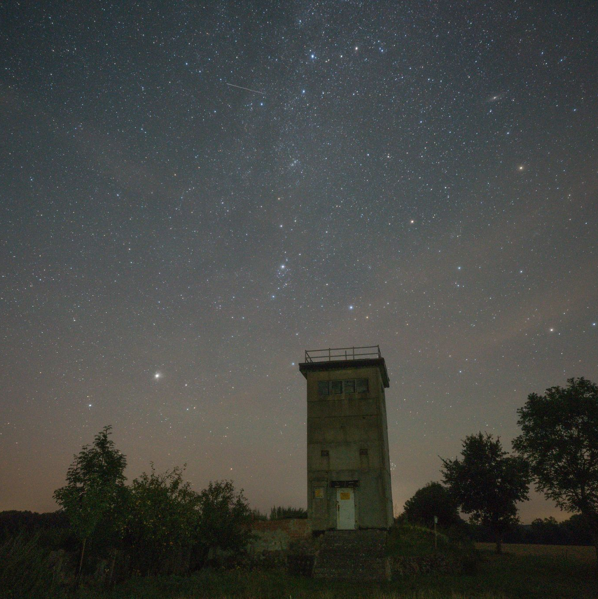 Wo es richtig dunkel ist, lassen sich die Sterne besonders gut und zahlreich bewundern. (Archivbild) - Foto: Simon Kremer/dpa