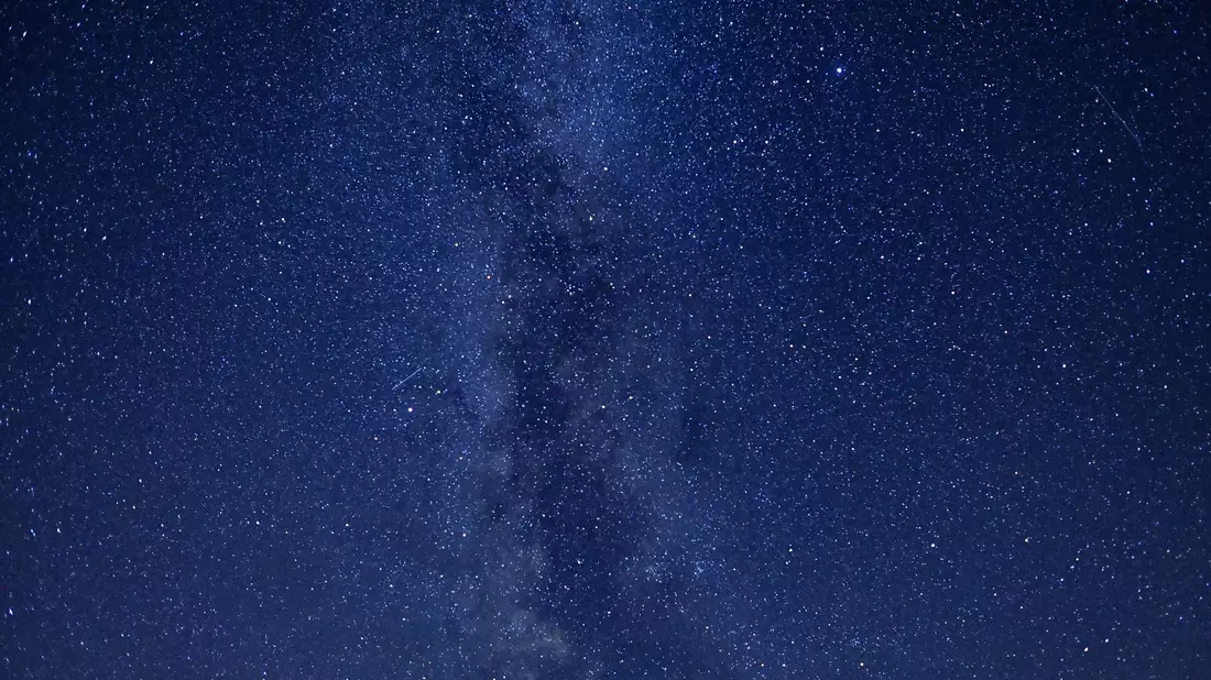 Wir sind Teil der Milchstraße und können von der Erde aus tausende Sterne dieser Galaxie sehen. (Archivbild) - Bild: Patrick Pleul/dpa-Zentralbild/dpa