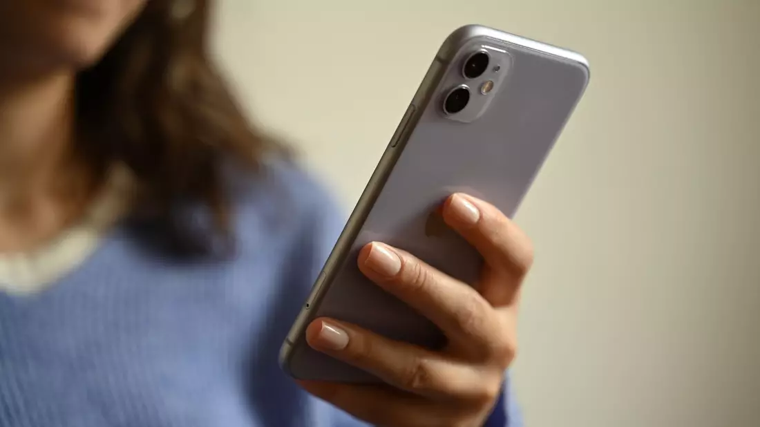 Laut einer repräsentativen Umfrage nehmen sich immer mehr Menschen vor, weniger Zeit am Handy zu verbringen. (Symbolbild) - Bild: Helena Dolderer/dpa/dpa-tmn