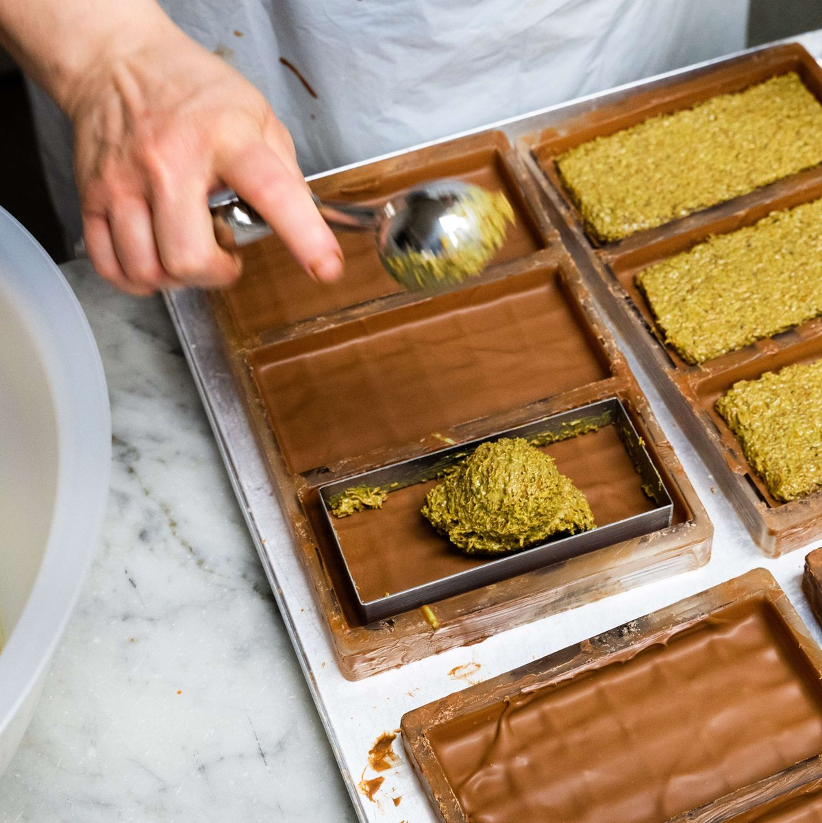 Trend Dubai-Schokolade: Tafeln werden mit einer Creme aus Pistazienmus und Engelshaar gefüllt. (Archivbild)  - Foto: Alicia Windzio/dpa