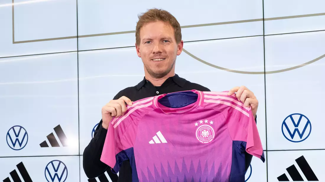 Gewagte Farben? Bundestrainer Julian Nagelsmann präsentierte schon im März das pinkfarbene EM-Trikot des DFB-Teams. (Foto: Archiv)  - Bild: Boris Roessler/dpa