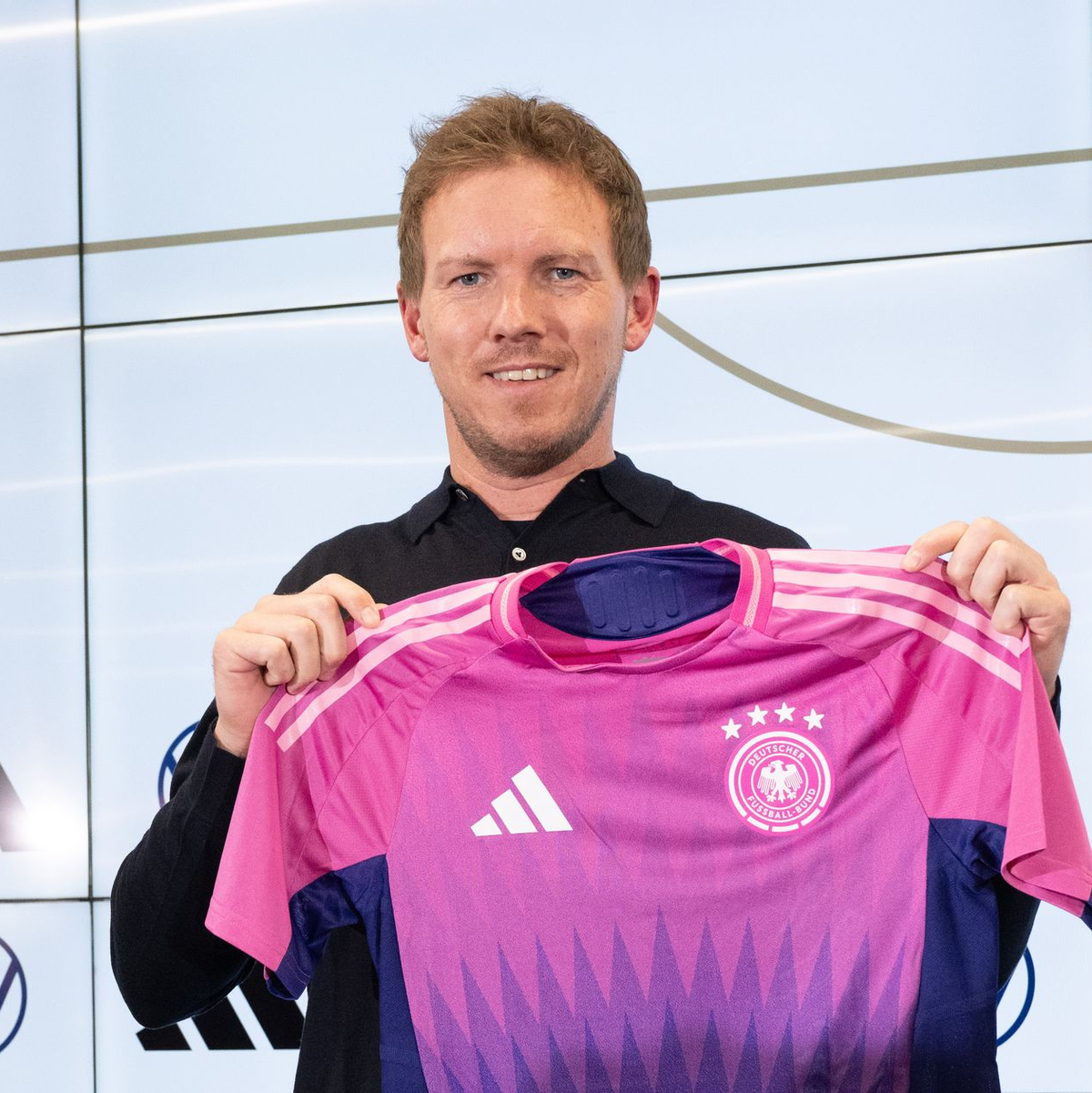 Gewagte Farben? Bundestrainer Julian Nagelsmann präsentierte schon im März das pinkfarbene EM-Trikot des DFB-Teams. (Foto: Archiv)  - Foto: Boris Roessler/dpa