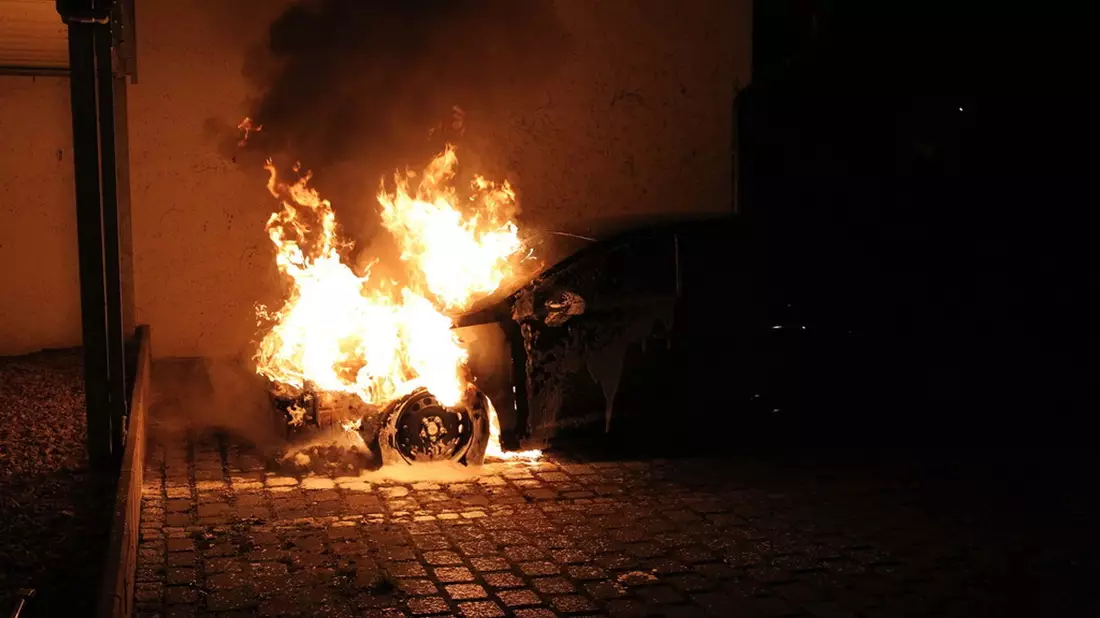 In der Silvesternacht brennen in Deutschland etwa 1.000 Autos - so viel wie sonst in einem Monat. (Symbolbild) - Bild: Silvio Dietzel/dpa-Zentralbild/dpa