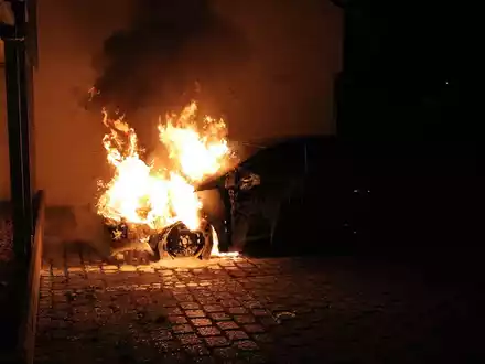 In der Silvesternacht brennen in Deutschland etwa 1.000 Autos - so viel wie sonst in einem Monat. (Symbolbild) - Foto: Silvio Dietzel/dpa-Zentralbild/dpa