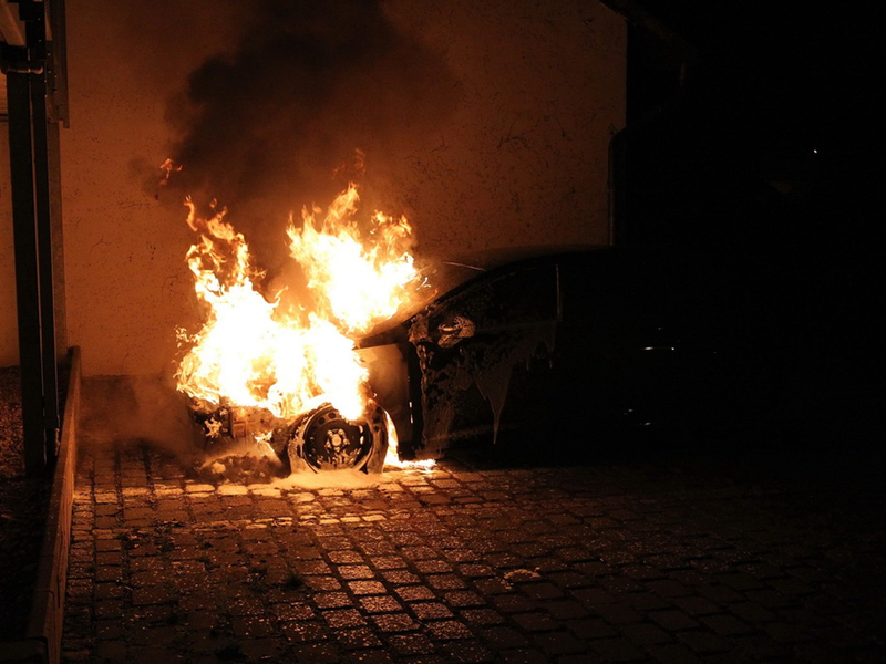 In der Silvesternacht brennen in Deutschland etwa 1.000 Autos - so viel wie sonst in einem Monat. (Symbolbild) - Foto: Silvio Dietzel/dpa-Zentralbild/dpa