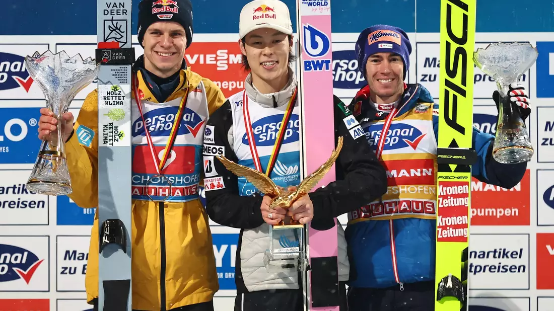 Kämpften vergangenen Winter um die Trophäe: Wellinger, Kobayashi und Kraft. - Bild: Daniel Karmann/dpa