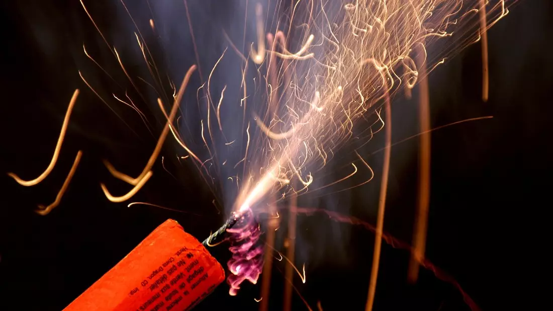 HZA-KA: Zoll warnt vor Gefahren bei Silvesterfeuerwerk / Schon beim Kauf auf Sicherheit achten! - Bild: presseportal.de