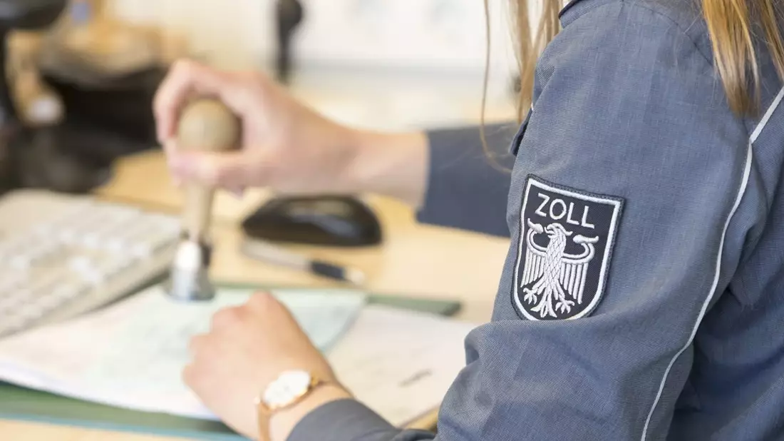 HZA-KR: Weihnachten und Black Friday: Wichtige Hinweise des Hauptzollamts Krefeld zu Bestellungen und Geschenken aus dem Ausland - Bild: presseportal.de