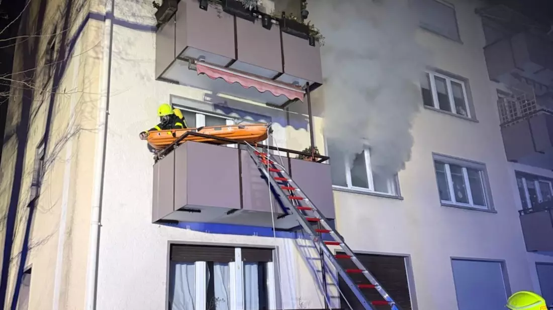 FW-F: Kellerbrand in Sindlingen: Drei Personen gerettet - zwei Frauen mit Rauchvergiftung im Krankenhaus - Bild: presseportal.de