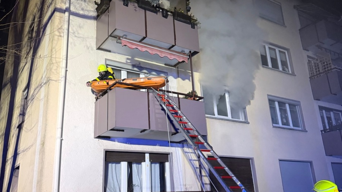 FW-F: Kellerbrand in Sindlingen: Drei Personen gerettet - zwei Frauen mit Rauchvergiftung im Krankenhaus - Foto: presseportal.de