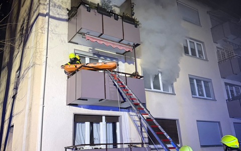 FW-F: Kellerbrand in Sindlingen: Drei Personen gerettet - zwei Frauen mit Rauchvergiftung im Krankenhaus - Foto: presseportal.de