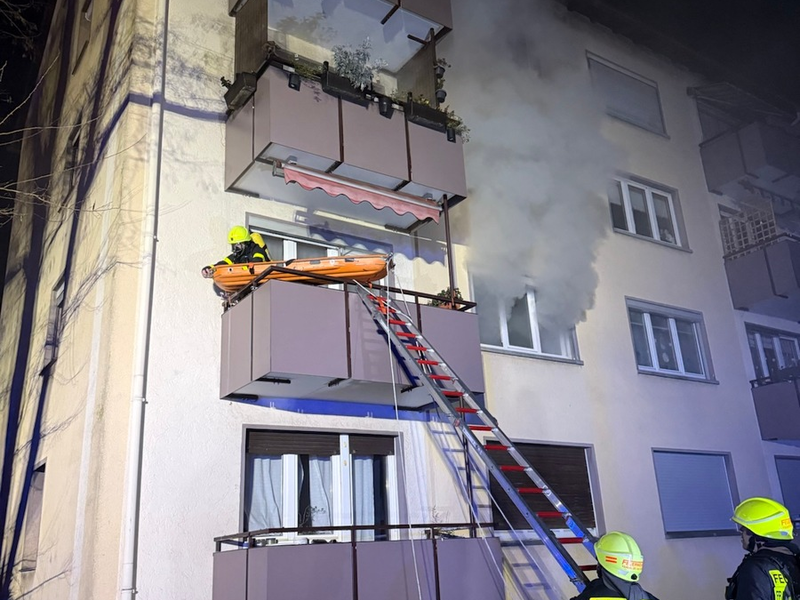FW-F: Kellerbrand in Sindlingen: Drei Personen gerettet - zwei Frauen mit Rauchvergiftung im Krankenhaus - Foto: presseportal.de