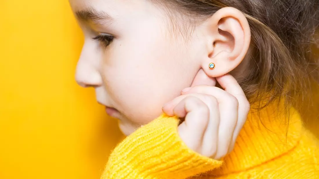 Ohrringe bei Kindern: Unbedenklich oder unnötiges Risiko? - Bild: presseportal.de