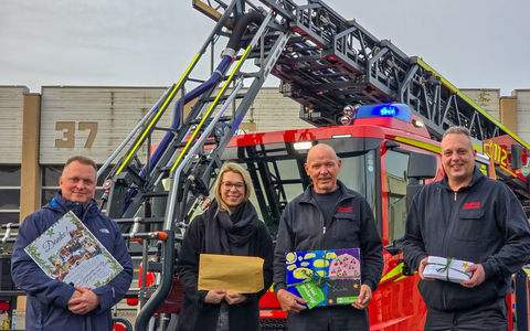 FW Bremerhaven: Eine Herzensangelegenheit der Feuerwehr Bremerhaven - Spende für das SOS-Kinderdorf Worpswede - Foto: presseportal.de