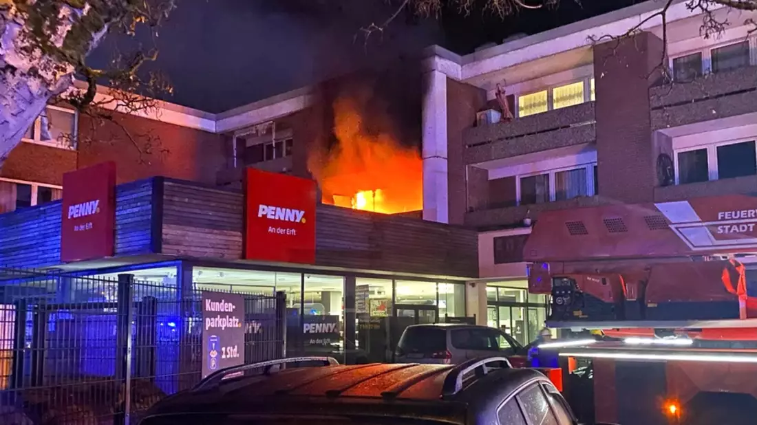 FW-NE: Ausgedehnter Wohnungsbrand in Neuss-Erfttal | Eine Person leicht verletzt - Bild: presseportal.de