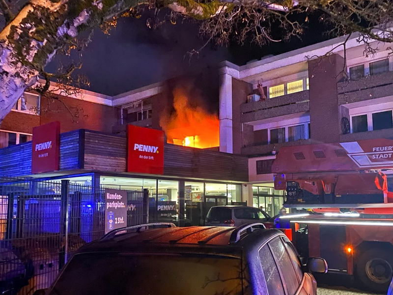 FW-NE: Ausgedehnter Wohnungsbrand in Neuss-Erfttal | Eine Person leicht verletzt - Foto: presseportal.de