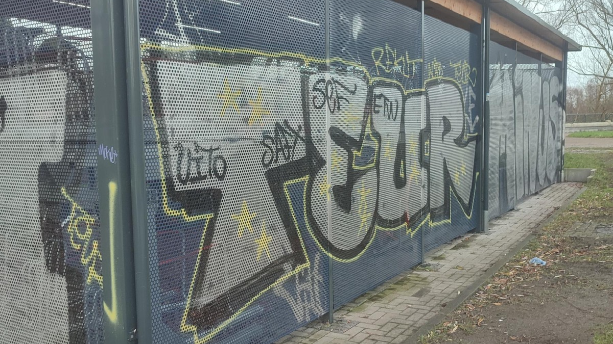 POL-SE: Wedel - Unbekannte besprühen Fahrradparkhaus am Bahnhof - Polizei auf der Suche nach Hinweisen - Foto: presseportal.de