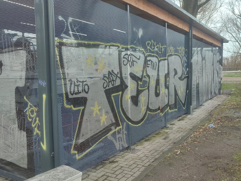 POL-SE: Wedel - Unbekannte besprühen Fahrradparkhaus am Bahnhof - Polizei auf der Suche nach Hinweisen - Foto: presseportal.de