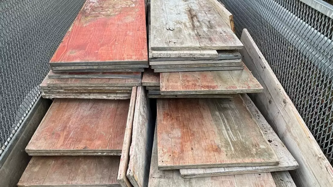 POL-EU: Ohne gültige Fahrerlaubnis: Holzplatte vom Anhänger verloren - Bild: presseportal.de