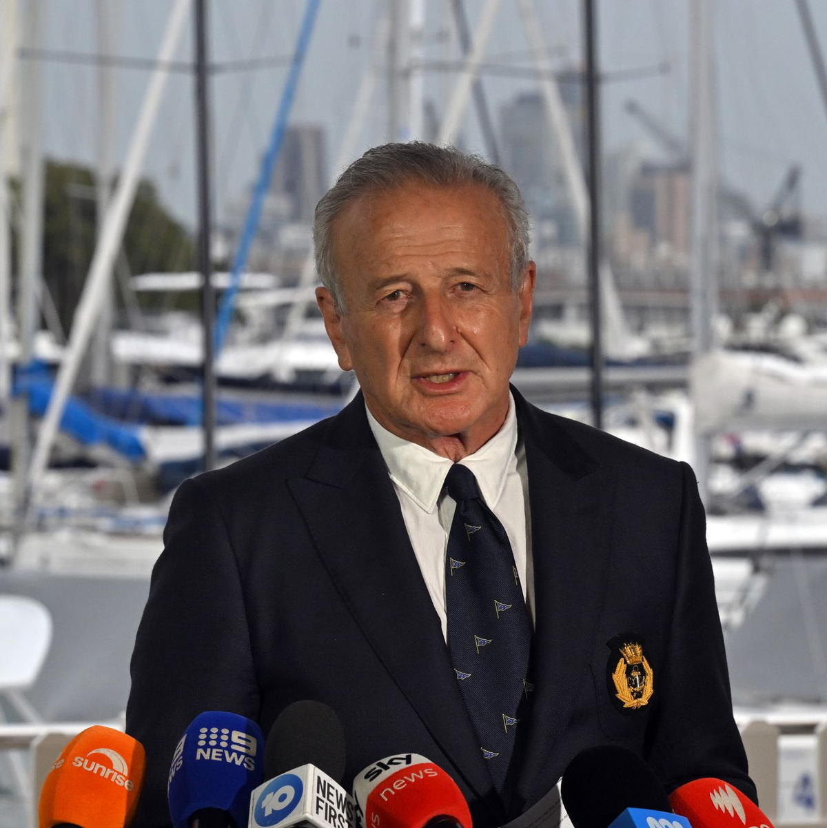 David Jacobs erklärte die Entscheidung der Veranstalter, die Regatta nicht abzubrechen. - Foto: Mick Tsikas/AAP/dpa