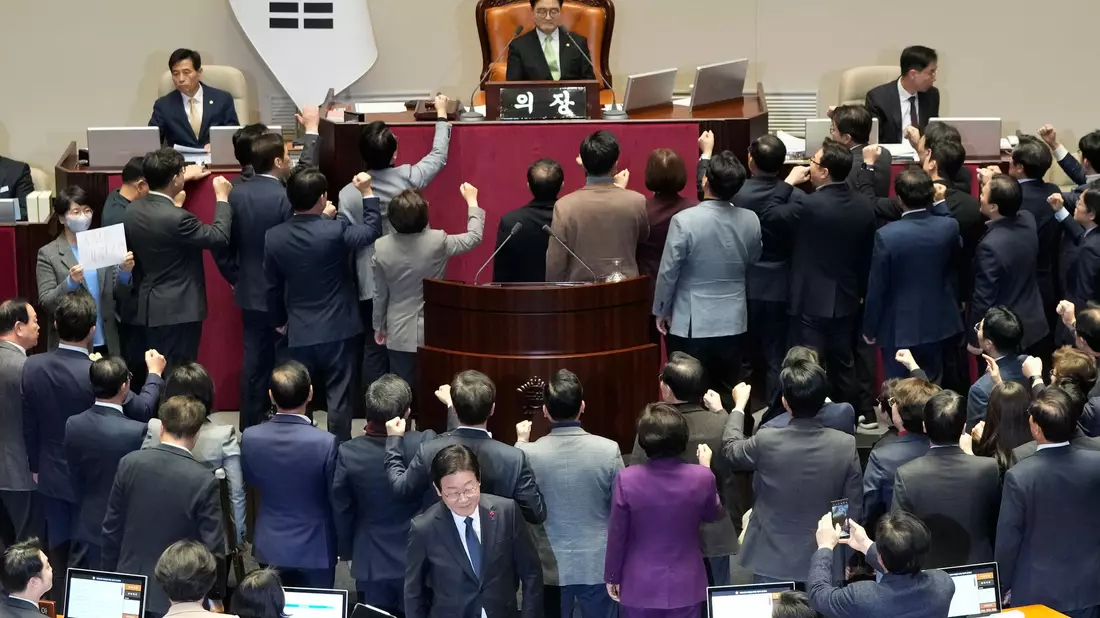 Das Parlament hat für die Amtsenthebung des amtierenden Präsidenten Han Duck Soo gestimmt. - Bild: Ahn Young-joon/AP/dpa
