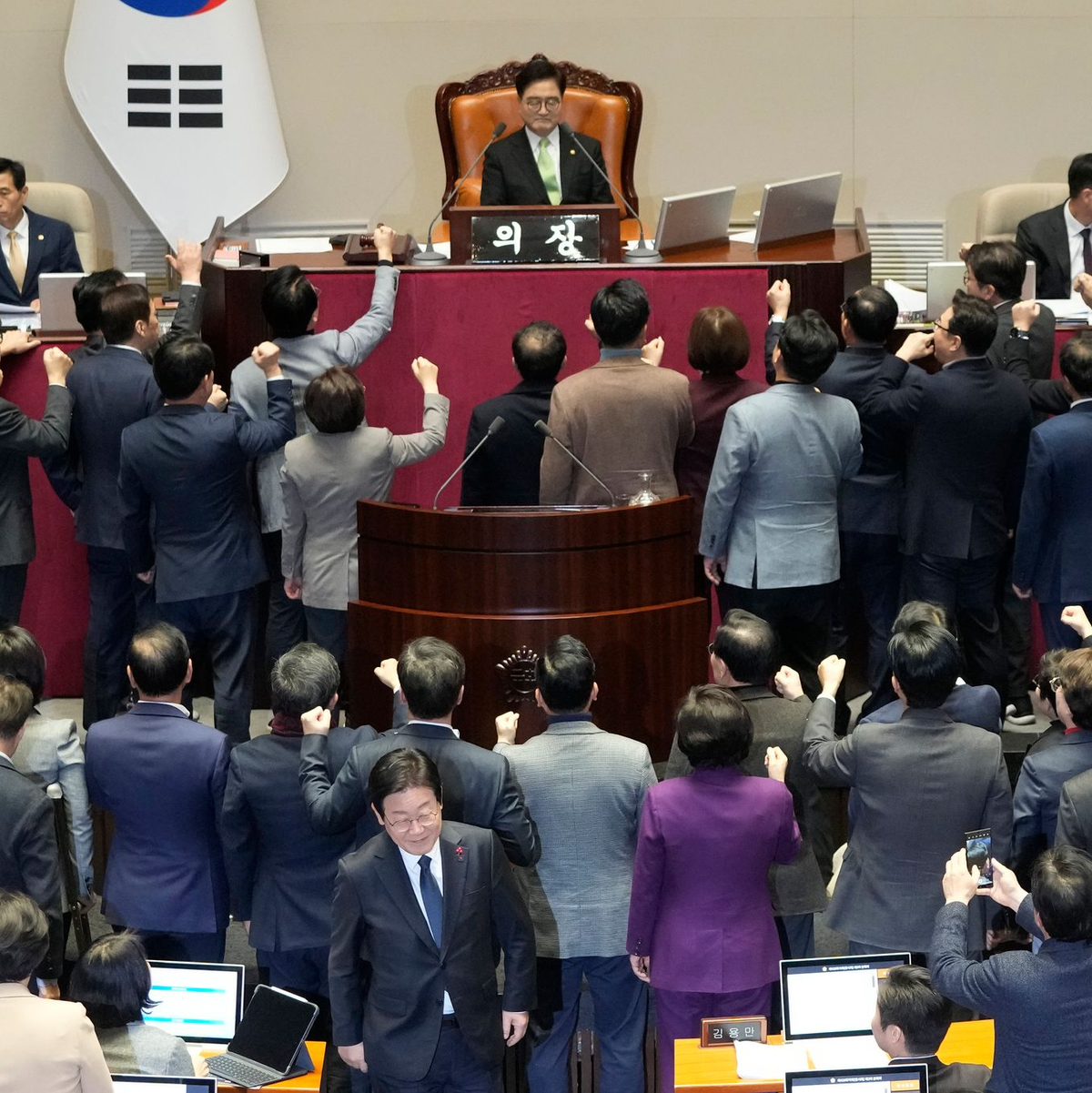 Das Parlament hat für die Amtsenthebung des amtierenden Präsidenten Han Duck Soo gestimmt. - Foto: Ahn Young-joon/AP/dpa